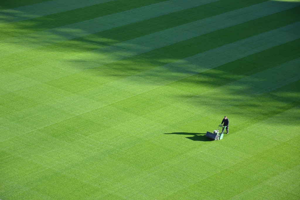 remi-muller-LlHgaeBwYVE-unsplash remi muller mowing